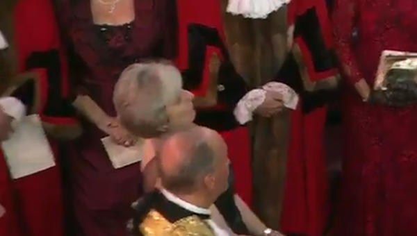 Премьер Британии испугалась церемониальной булавы
