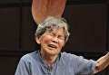 72-летняя Кимико Нишимото мгновенно влюбилась в фотографию и стала делать причудливые и смешные автопортреты