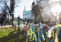 Уборка на Аллее Героев Небесной сотни в Киеве