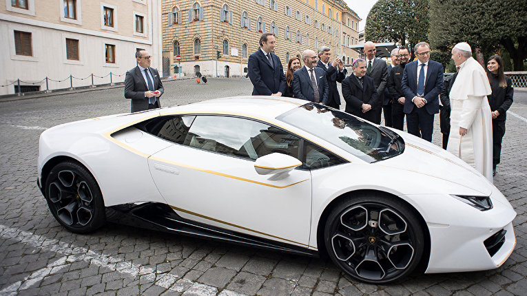 Lamborghini подарила Папе Римскому спортивный автомобиль