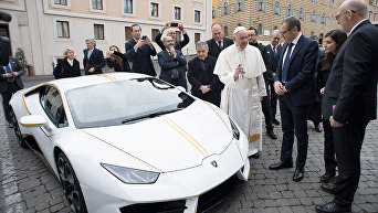 Lamborghini подарила Папе Римскому спортивный автомобиль