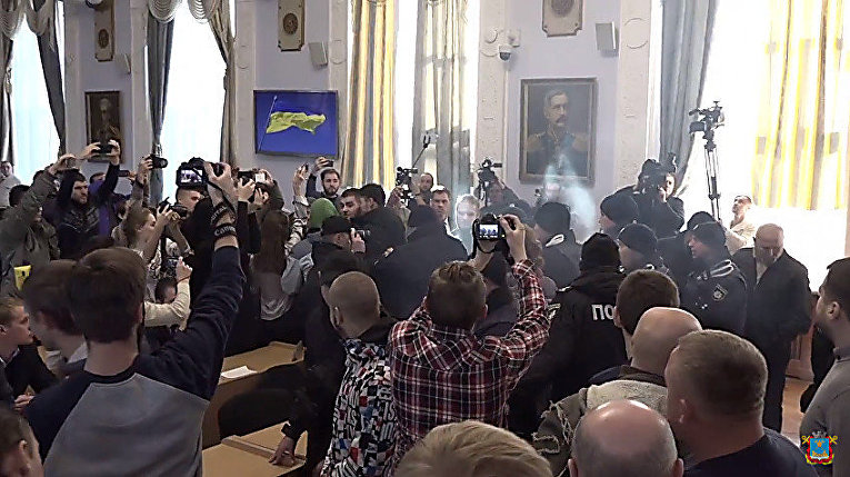 Заседание Николаевского горсовета и петарда, 16 ноября 2017