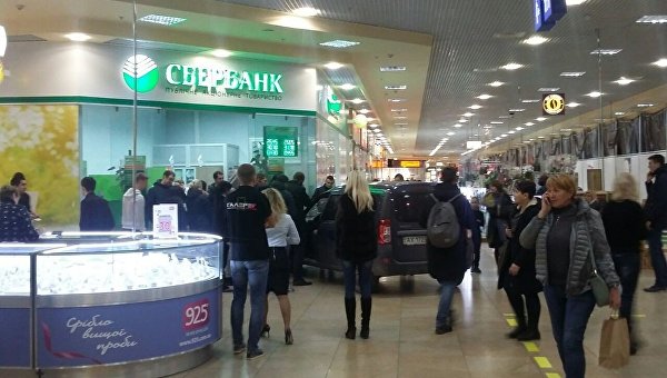 В Харькове мужчина на авто протаранил гипермаркет