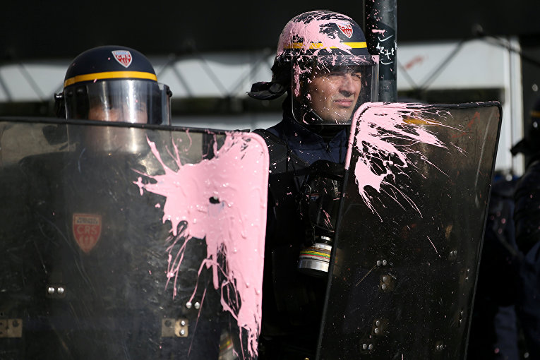 Французских полицейских облили краской демонстранты, которые выступают против против реформ правительства Франции.