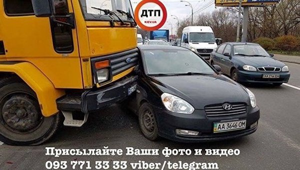 Столкновение грузовика и 5 авто в Киеве