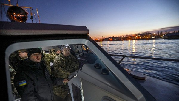 Президент Украины Петр Порошенко в ходе рабочего визита в Донецкую область принял участие в проведении ходовых испытаний патрульного катера УМС-1000