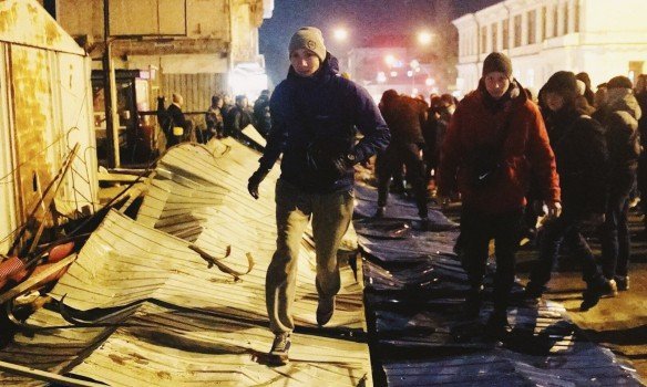 Активисты во главе с Национальным корпусом снесли забор вокруг Сенного рынка в Киеве
