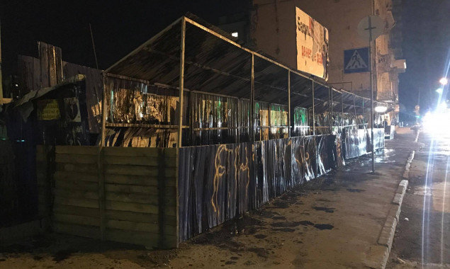 Восстановленный забор вокруг Сенного рынка в Киеве