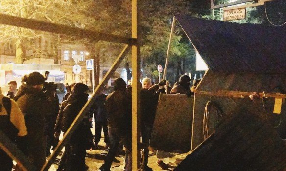 Националисты снесли забор вокруг Сенного рынка в Киеве
