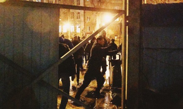 Националисты снесли забор вокруг Сенного рынка в Киеве