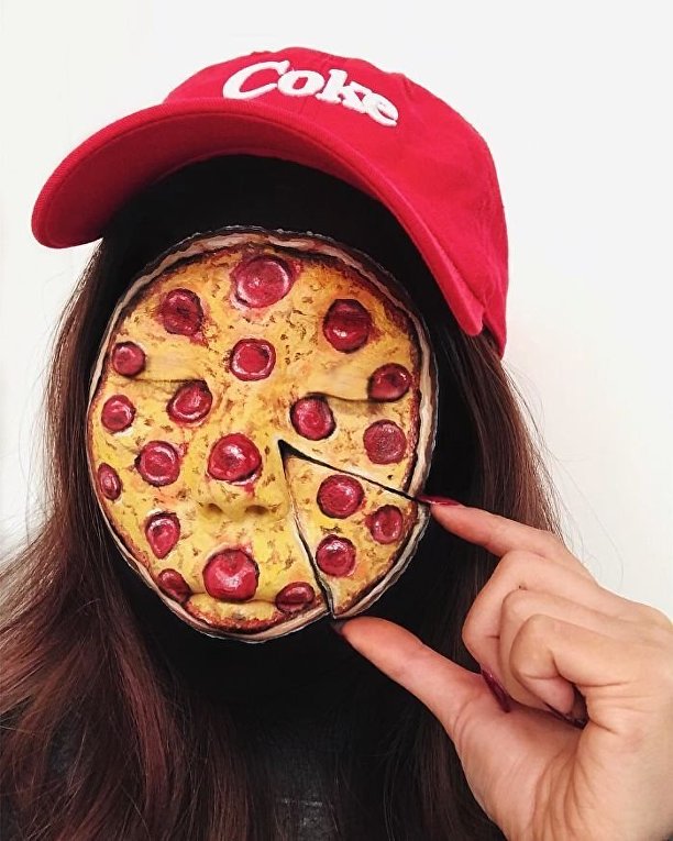 Канадская визажистка рисует на женских лицах бургеры, роллы и пиццу