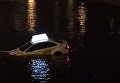 В Петербурге авто с водителем и пассажиром 20 минут плавало по каналу