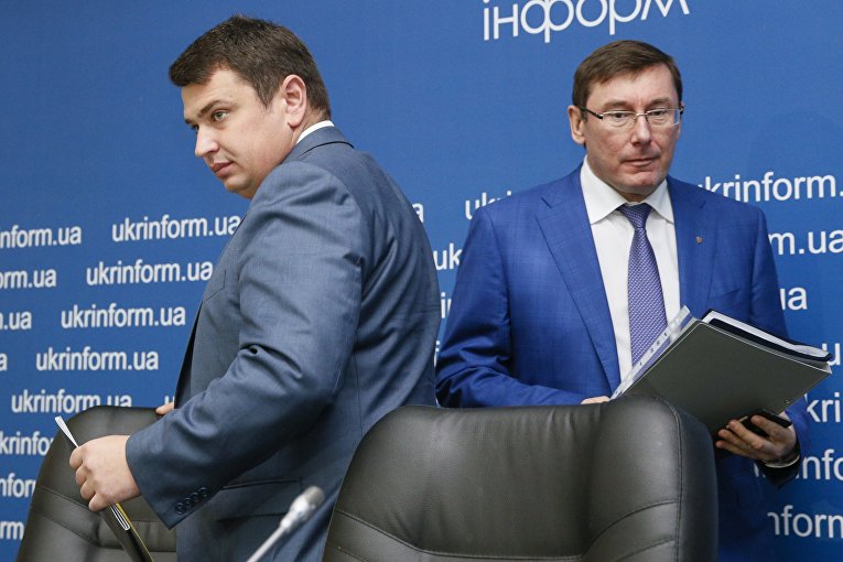 Директор НАБУ Артем Сытник и генеральный прокурор Юрий Луценко на совместной пресс-конференции в Киеве