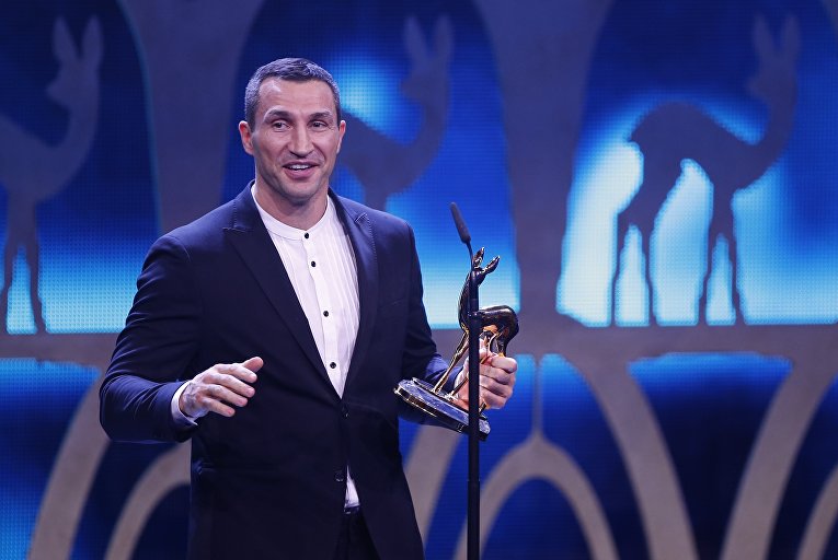 Бывший чемпион мира по боксу Владимир Кличко получает трофей Bambi от Йоахима Лоу во время церемонии награждения Bambi 2017 в Берлине, Германия