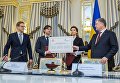 Президент Петр Порошенко вместе с женой Мариной передали сертификат на 3 млн грн для Музея Революции Достоинства