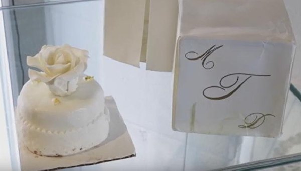 Проданный на аукционе торт со свадьбы Трампов