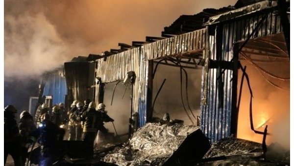 В Киеве произошел сильный пожар на складе лакокрасочных изделий