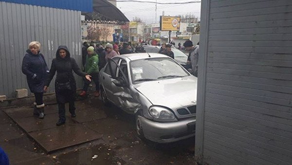 В Киеве автомобиль протаранил магазин