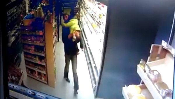 В супермаркете Кропивницкого мужчина упустил ребенка, ударив о кафель