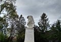 Обезглавленный памятник Пушкину в молдавском городе Фалешты