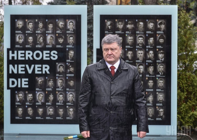 Президент Украины Петр Порошенко посетил Аллею памяти погибших Героев Революции Достоинства и бойцов АТО и почтил память погибших героев, в Днепре.
