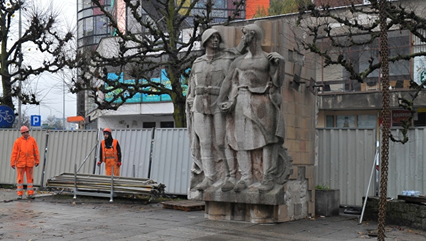 В центре польского города Щецин полностью разобрали Памятник благодарности советской армии