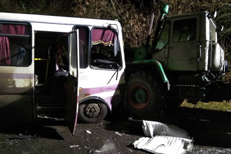 В Луганской области в результате столкновения автобуса с трактором пострадал водитель и двенадцать пассажиров