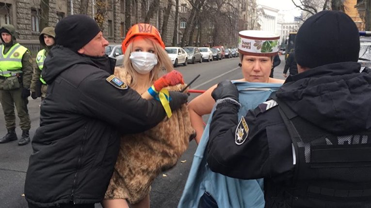 Активистки Femen разделись возле Администрации президента