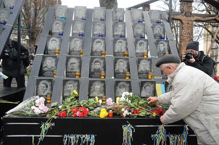 Киевляне несут цветы на аллею Героев Небесной сотни