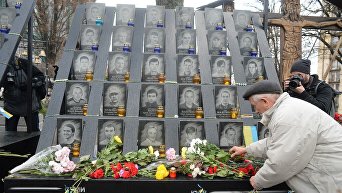 Киевляне несут цветы на аллею Героев Небесной сотни. Архивное фото