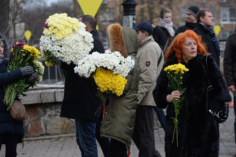 Киевляне несут цветы на аллею Героев Небесной сотни