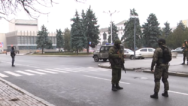 Вооруженные люди в центре Луганска