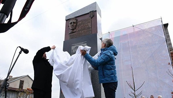 Памятник Роману Шухевичу во Львове