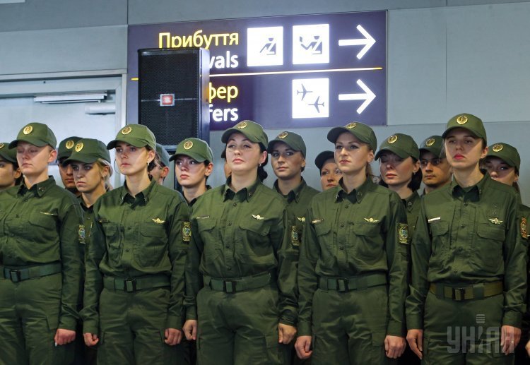Пограничники во время торжественного мероприятия по случаю их выпуска, в рамках проекта Новое лицо границы, на территории аэропорта Борисполь