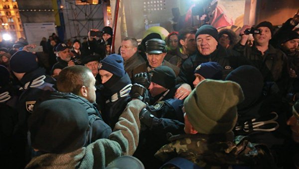 Столкновения полиции и митингующих в центре Киева
