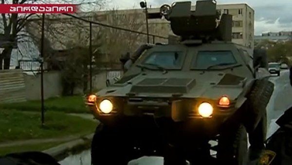 Боевая техника на улицах Тбилиси во время спецоперации по задержанию террористов