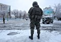 Вооруженные люди на улицах Луганска. Архивное фото