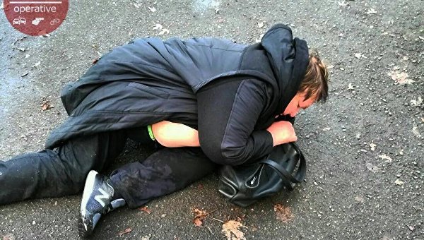 Пьяная женщина-водитель заснула на асфальте в Киеве