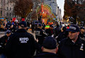 Полицейские Нью-Йорка стоят на страже перед парадом ко Дню благодарения