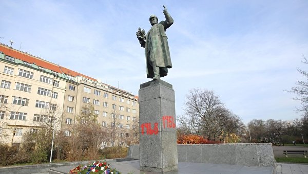 Вандалы осквернили памятник маршалу СССР Коневу в Праге