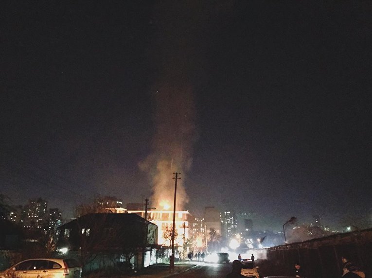 Активисты Нацкорпуса разгромили и подожгли стройку в Соломенском районе Киева
