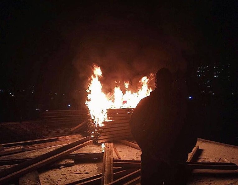 Активисты Нацкорпуса разгромили и подожгли стройку в Соломенском районе Киева