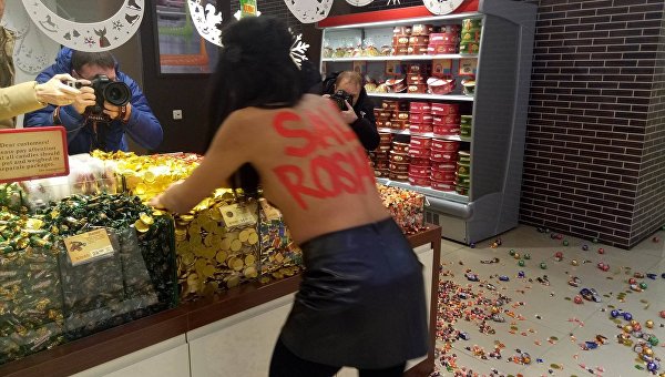 Активистка FEMEN разгромила центральный магазин Roshen в Киеве
