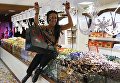 Femen устроили черную пятницу в магазине Roshen в Киеве