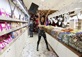 Femen устроили черную пятницу в магазине Roshen в Киеве