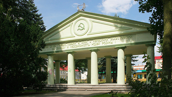 Мавзолей на месте братской могилы советских солдат в городе Тшчанка. Архивное фото