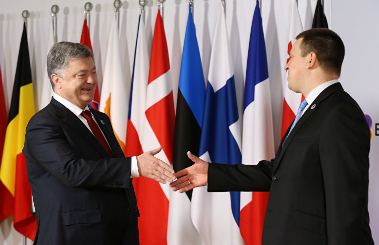 Президент Украины Петр Порошенко пожимает руку премьер-министру Эстонии Юрию Ратасу