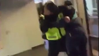 Подростки избивают полицейского в Риге