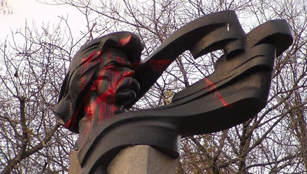 Памятник Максиму Горькому в Черкассах облили краской