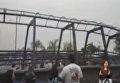 В Эквадоре грузовик обрушил пешеходный мост